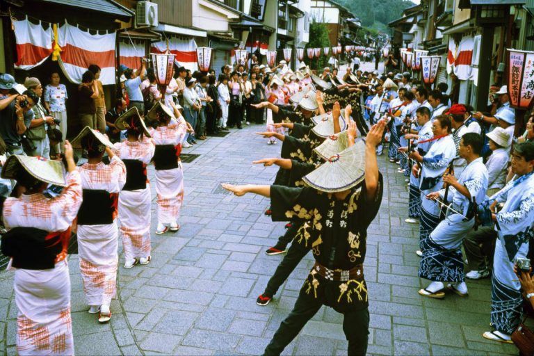 Đây là một sự kiện dân gian truyền thống để "xoa dịu" thời tiết và cầu nguyện cho một vụ mùa bội thu, và được tổ chức hàng năm trong ba ngày kể từ ngày 1 tháng 9.